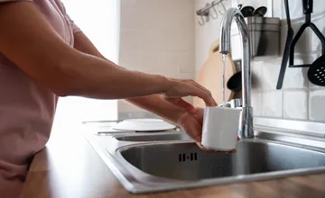 Zakalená pitná voda trápi obyvateľov Veľkého Krtíša aj Modrého Kameňa, mestá odporúčajú siahnuť po balenej