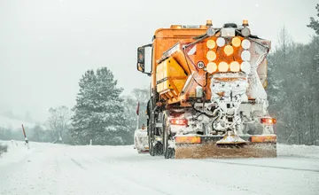 Sypač pred vami nie je prekážka, viete, ako sa správať? Zlá reakcia šoféra môže skončiť škodou či vážnou nehodou
