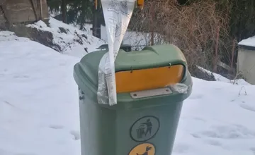Psíčkari v Bystrici upozorňujú na chýbajúce koše so sáčkami, najviac to pociťujú pri prechádzkach po sídliskách