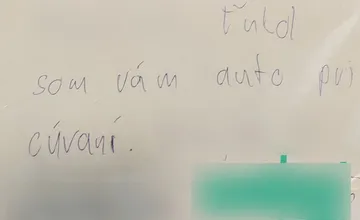 FOTO: Lístoček za stieračom auta zanechaný po nehode rozvášnil Slovákov, majiteľku vozidla však potešil