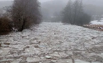 FOTO: Ľadová bariéra na Slatine zdvihla hladinu vody, meteorológovia varujú, že hrozí nebezpečný ľadochod