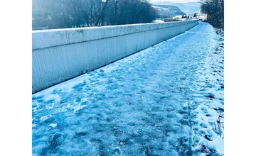 Ani 6 dní od posledného sneženia nie sú všetky chodníky v Bystrici odhrnuté, mesto reaguje na kritiku domácich