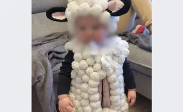 FOTO: Malá ovečka z Bystrice dojala všetkých obyvateľov, ručne vyrobený kostým mamičky získal obrovský obdiv