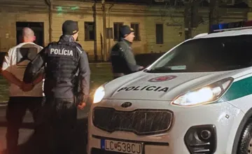 Muž v Lučenci ohrozoval nožom dvoch ľudí, hoci z miesta ušiel, skončil v rukách polície