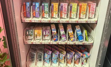 Rodičov v Bystrici opäť znepokojuje automat s kontroverznými produktami, matka opísala skúsenosť s 13-ročnou dcérou