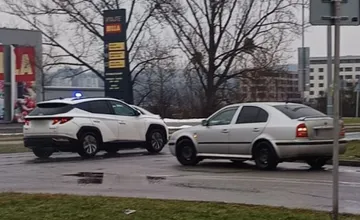 Po Zvolene aj Bystrici sa premávali autá s majákmi a sirénami, miestni obyvatelia chcú vedieť, čo to znamená