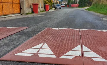 Bystričanov trápi spomaľovač v meste, autá vraj ničí aj pri pomalej jazde. Domáci ho prirovnávajú k skokanskému mostíku