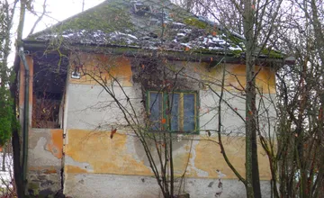 Štát dáva do predaja dom so záhradou neďaleko Lučenca. Odhadnete, na aké číslo sa vyšplhala jeho cena?