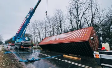 Cestu v okrese Veľký Krtíš pri hranici s Maďarskom museli uzavrieť, odstraňujú následky škodovej udalosti