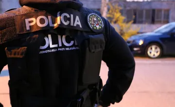 Inšpekcia rieši policajtku z Banskej Bystrice. Údajne brala úplatky za pomoc cudzincom