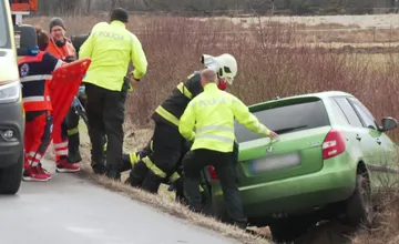 Vodič ostal po nehode neďaleko Zvolena uväznený v aute, mal zdravotné problémy, záchranári sa k nemu nevedeli dostať