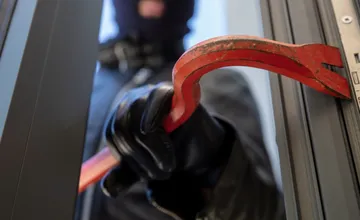 Zlodeja v Bystrici prichytili rovno vo vchode do paneláku. V tejto lokalite si dávajte pozor, upozorňujú miestni