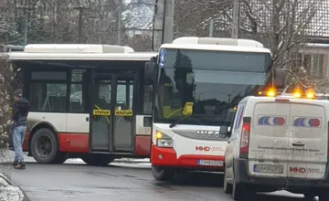 Vodičov v Bystrici zdrží nehoda, v 20-minútovej kolóne si postoja aj na vjazde do mesta