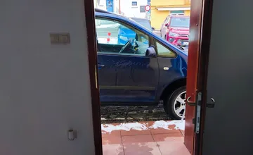 FOTO: Auto zablokovalo vstup do obchodu v Štiavnici. Je toto normálne?, pýta sa majiteľka, vodič na jej kritiku reaguje