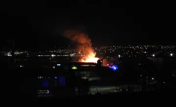 VIDEO: Vo Zvolene horí výrobná hala, objekt je v plameňoch, vidieť ich široko-ďaleko