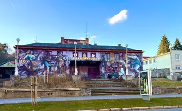 Bystričania spomínajú na zlaté časy kina Hviezda a kritizujú jeho zanedbanú fasádu, je hanbou mesta?