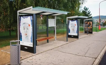 Cestujúci v Lučenci sa dočkajú modernejších zastávok MHD, dokedy musia byť hotové?