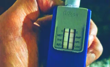 Nebezpečnú jazdu mladíka pri Žiari si všimli policajti, bol pod vplyvom drog a prišiel o vodičák