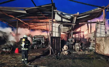 FOTO: V okrese Zvolen zhorel senník a v ňom aj kone, škody sa odhadujú na 200-tisíc eur