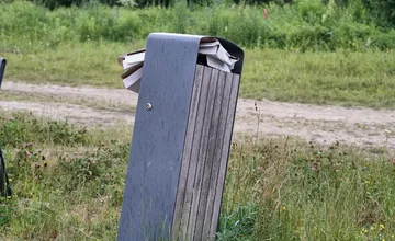 Obyvatelia Uhliska už nemôžu vystáť všade porozhadzované jedlo, niektorí ho tam navyše nechávajú zámerne