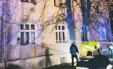 Vo Fiľakove z okna z druhého poschodia vypadli dve osoby, zistená bola u nich prítomnosť alkoholu a drog