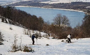 Vedeli ste, že nad zvolenskou priehradou sa kedysi lyžovalo? Dnes po vleku zostali len pozostatky a spomienky domácich