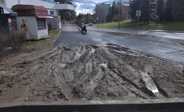 Obyvatelia Fončordy kritizujú jazdu áut priamo k obchodu, nepáči sa im ignorovanie pravidiel