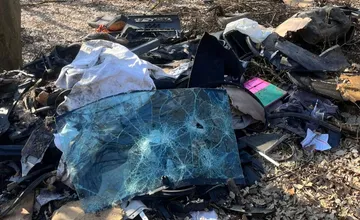 Navozený odpad v lesoch pri Krupine ukrýval kurióznu stopu, páchateľ po sebe zanechal viac, než by čakal