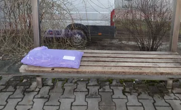 FOTO: Na zastávkach po celej Bystrici sa objavili záhadné vankúšiky na sedenie, obyvatelia upozorňujú, že začali miznúť