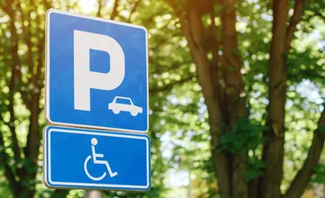 Vodičku v Lučenci niekto nahlásil za parkovanie, no nevšimol si zásadný detail. Nabudúce príď aspoň bližšie, odkazuje