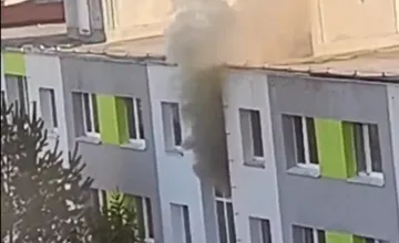VIDEO: V Banskej Bystrici na jednom z najväčších sídlisk horel bytový dom, ľudia ostali uväznení v bytoch