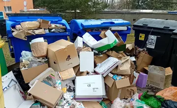 Pri kontajneroch na Fončorde sa nahromadila kopa odpadu. Už sme ako Lunik IX, sťažujú sa miestni a hľadajú príčinu