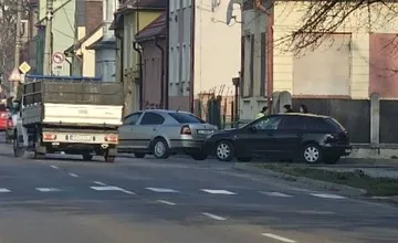 V Rimavskej Sobote sa zrazili dve autá, v Banskej Bystrici zase stoja vodiči v kolóne
