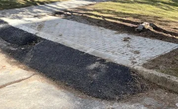 V Bystrici upravili chodník na bezbarierový. Je to vizuálny aj funkčný bizár, kritizuje výsledok miestny poslanec