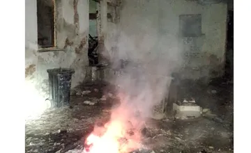 V obci pri Rimavskej Sobote niekto úmyselne zapálil odpad, výbuch zranil dve osoby