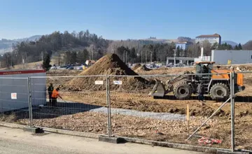 VIDEO: V Brezne vyrastá nové obchodné centrum, do mesta prinesie pracovné miesta