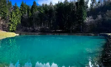 FOTO: Obľúbený vodárenský tajch v Štiavnici opäť očaruje návštevníkov, jeho azúrová farba pripomína Karibik