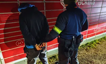 FOTO: Mladík vykrádal balíkomat v obci pri Žiari, policajti ho zadržali priamo pri čine