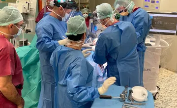 FOTO: Rooseveltova nemocnica začala ako prvá na Slovensku využívať robotickú navigáciu pri operácii kolena