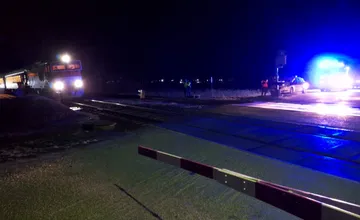 Smrteľná zrážka vlaku smerujúceho zo Zvolena: Muž mal sedieť na koľajniciach s fľašou alkoholu, keď prichádzal vlak