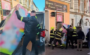 VIDEO: Polícia z centra Bystrice odstránila kontroverzný automat, no po pár dňoch je späť, pohoršoval najmä rodičov detí