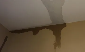 Obyvateľ upozornil na problém v bytovke vo Zvolene, susedia mu už roky vytápajú byt, na dverách nechal takýto odkaz