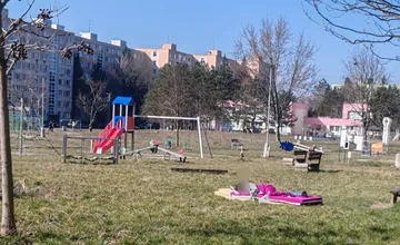 Mamičky s deťmi takýto pohľad nečakali. Priamo na detskom ihrisku v Lučenci spal muž bez domova, ustlal si na matraci