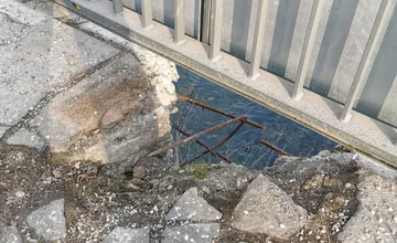 Bystričania, dajte si pozor. V meste sa rozpadáva ďalší most, je v ňom veľká diera a trčí z neho železo