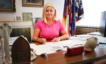 Primátorku Lučenca obvinili z trestných činov, tá však vinu odmieta a chce opäť kandidovať
