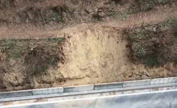 V Novej Bani stále platí mimoriadna situácia po zosuve svahu, niektorí obyvatelia však nerešpektujú obmedzenia a riskujú