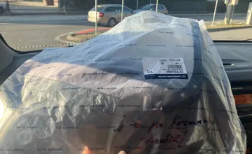 Neznámy darca potešil majiteľku auta v Banskej Bystrici, Ivana si za stieračom na parkovisku našla milé prekvapenie 