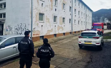 Hasiči a polícia zasahujú vo Zvolene, v jednej bytovke namerali nebezpečné plyny, už raz v objekte zabíjali