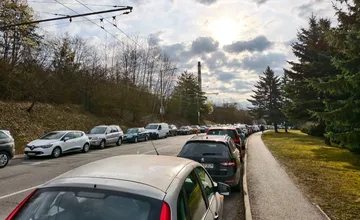 Parkovanie v tejto časti Bystrice je pre vodičov nočnou morou, krúžia minúty bez úspechu, trápia sa aj sami zdravotníci