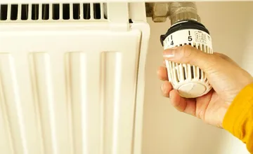 Studené radiátory vyvolali medzi obyvateľmi Lučenca debatu ako vlastne funguje kúrenie, problém majú najmä rodičia detí